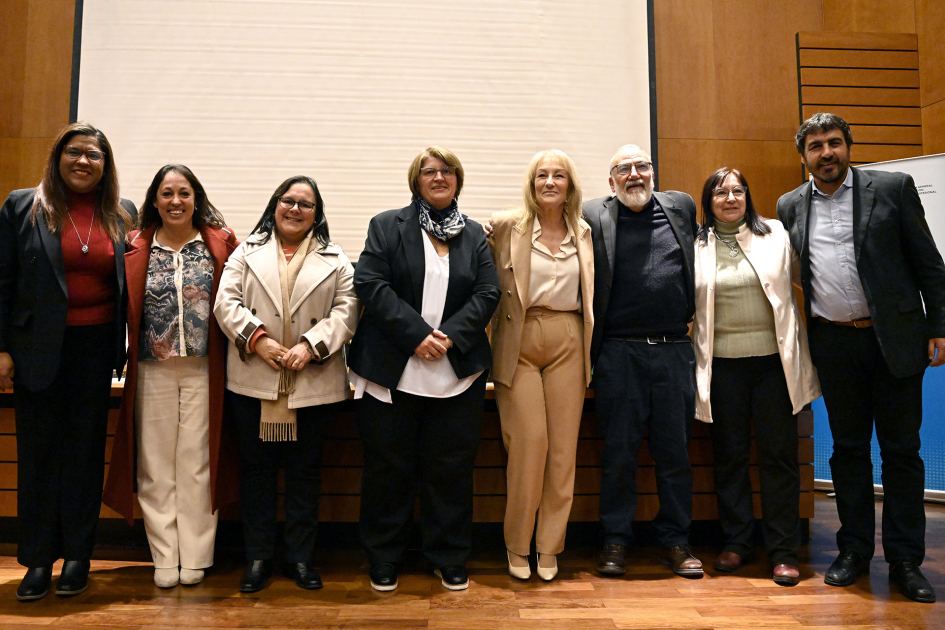 Autoridades posan para foto