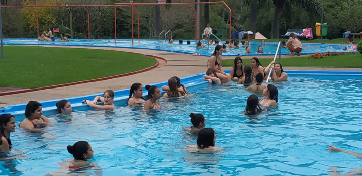 Quinceañeras en la piscina de las termas Quinceañeras en la piscina de las termas