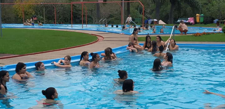 Quinceañeras en la piscina de las termas