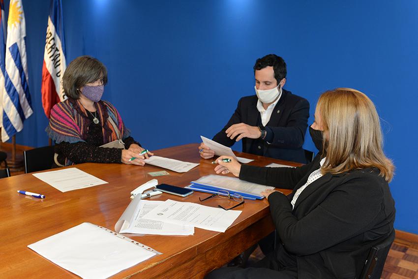 Persona beneficiaria de la beca, Director de Educación y encargada de la Oficina de becas firmando e Persona beneficiaria de la beca, Director de Educación y encargada de la Oficina de becas firmando