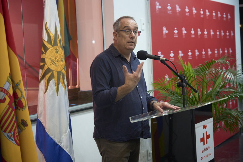 Ministro hablando desde un atril