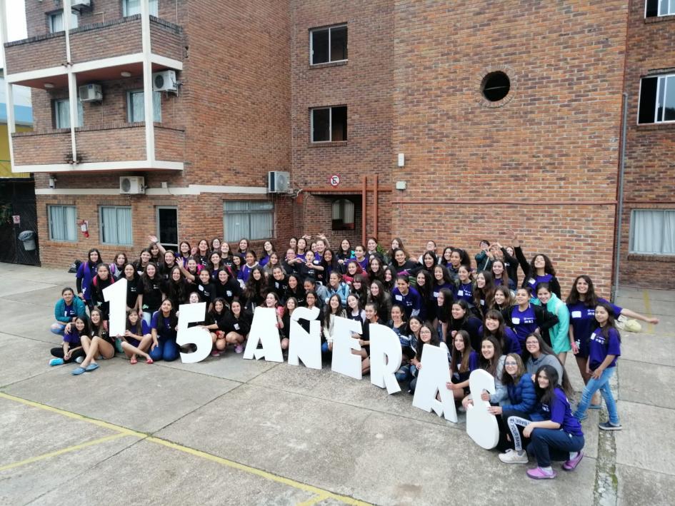 Las quinceañeras prontas para su viaje Plano general de las quinceañeras
