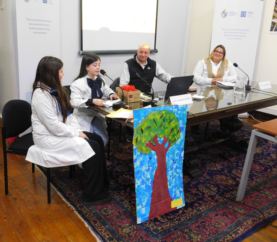 Exposición de los alumnos de quinto año Pilar González y Carlonia Avelino.