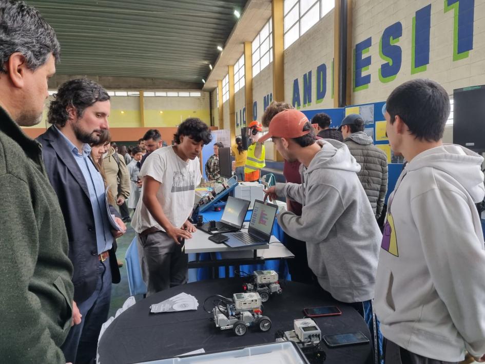 Director Baroni en Expo Educa en Liceo Nº2 de Tacuarembó Personas alrededor de una mesa con robots y placas de computación