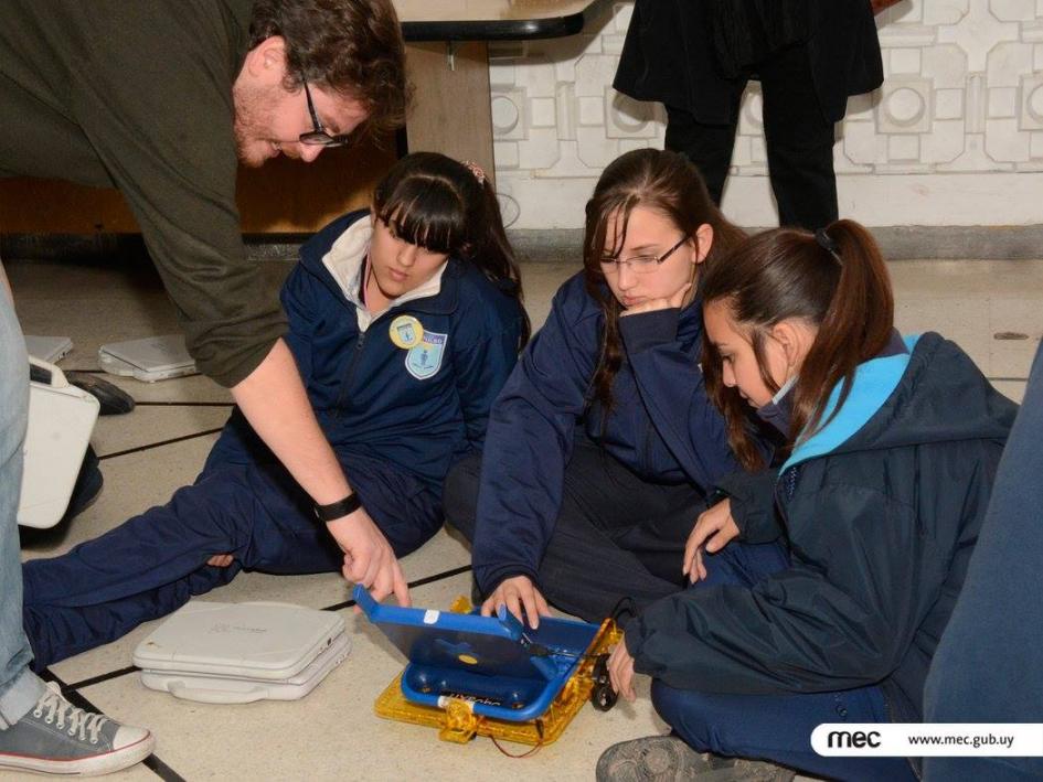 Niñas en taller de robótica
