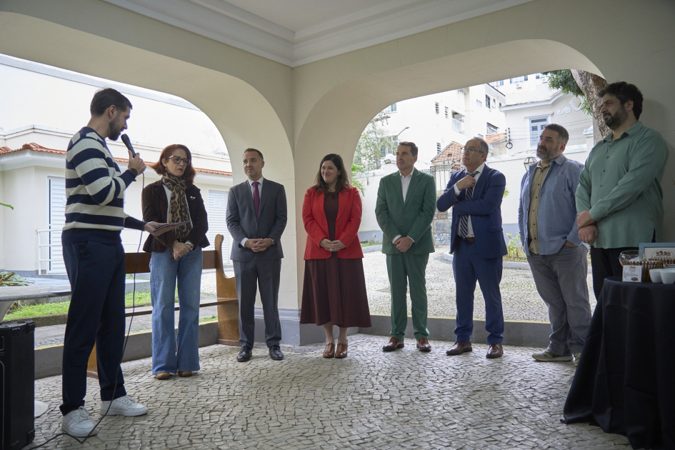 Personas en ronda escuchando la charla de una persona 