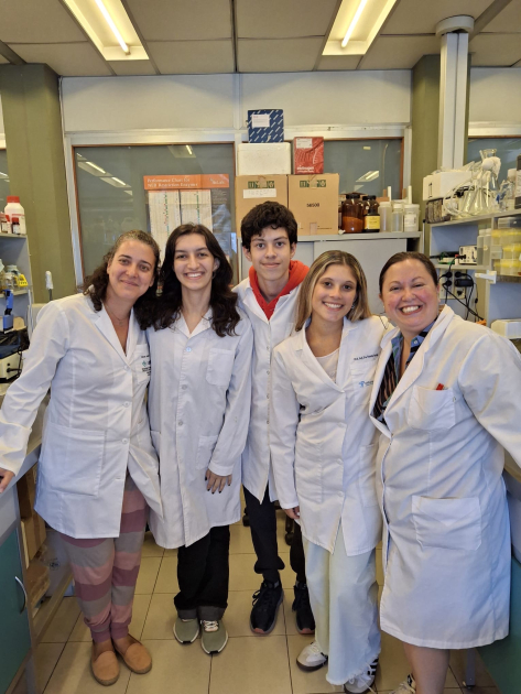 Investigadoras del IIBCE en el laboratorio junto a estudiantes participantes del programa Investigadoras del IIBCE en el laboratorio junto a estudiantes participantes del programa