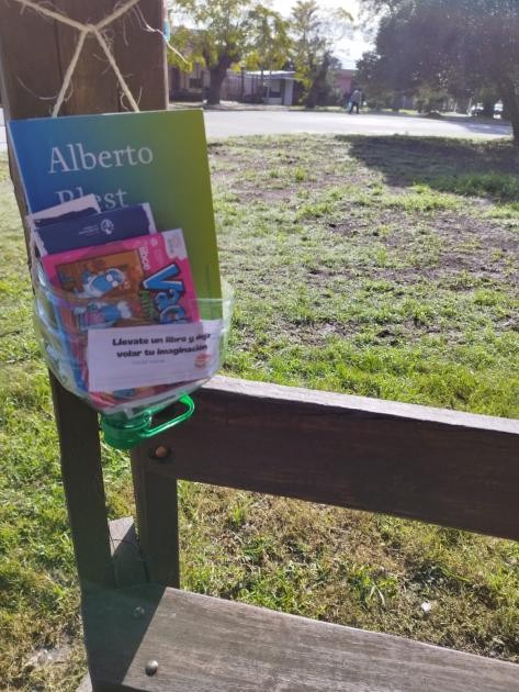 Suelta de libros Cecap Toledo Libros en una parada de ómnibus