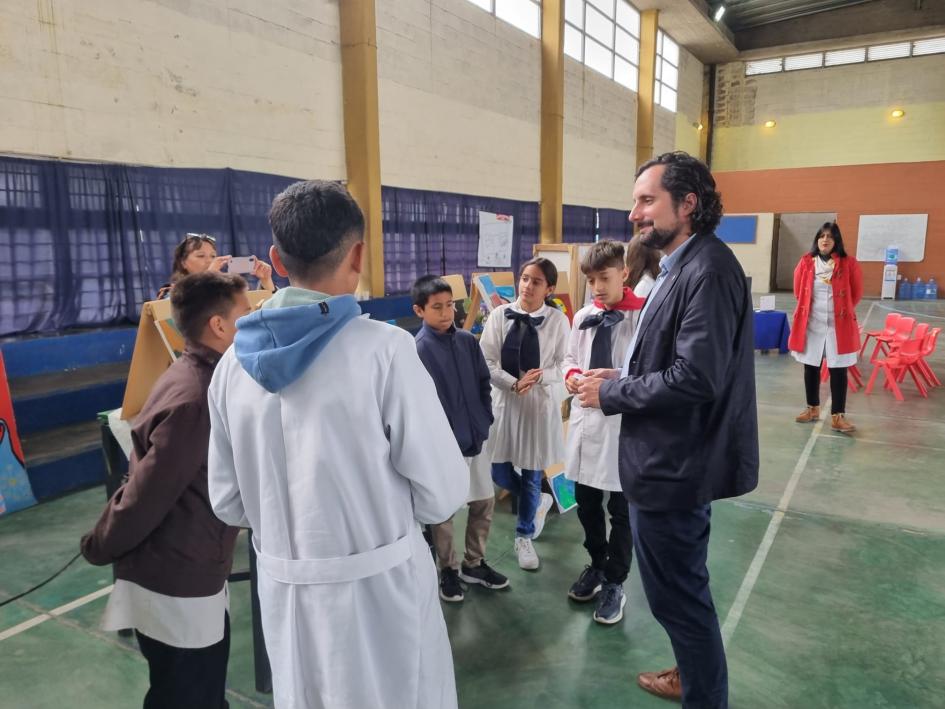 Director Baroni en Expo Educa en Liceo Nº2 de Tacuarembó Personas conversando en ronda en una escuela