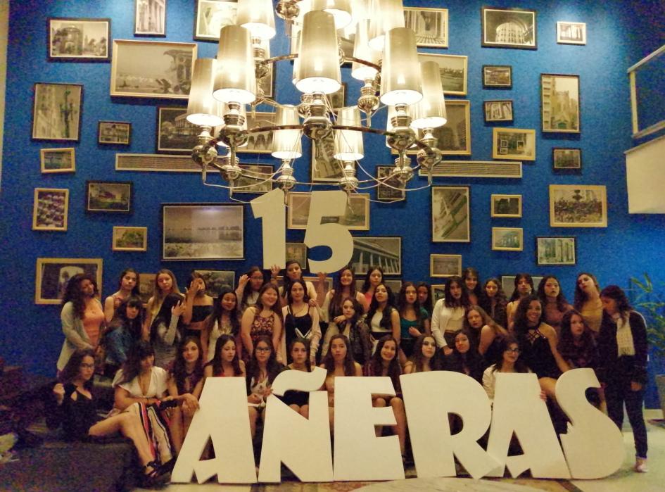 Tercer viaje de quinceañeras Personas festejando posan para foto