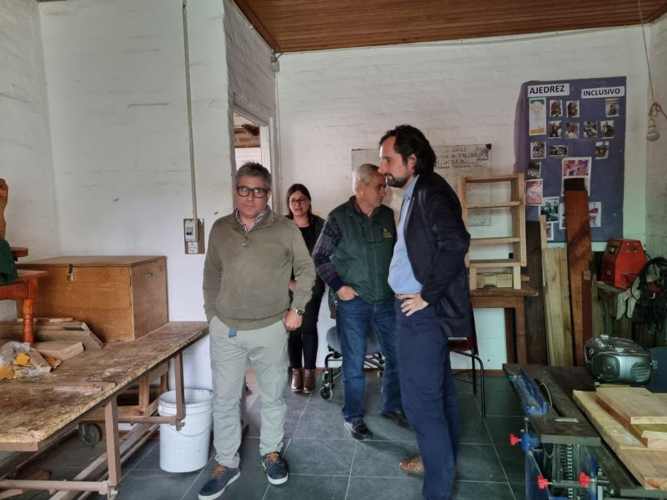 Director Baroni recorre Apadista junto a cargos directivos Personas visitando una sala con insumos de carpintería