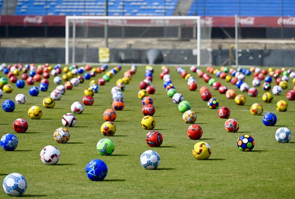 Pelotas en el estadio centenario Pelotas en el estadio centenario