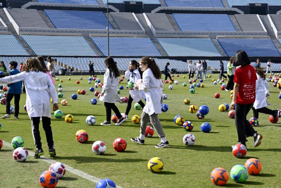 Escolares jugando a la pelota Escolares jugando a la pelota