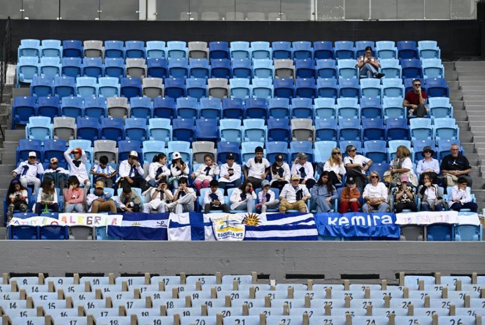Escolares sentados en las gradas del Estadio centenario. Escolares sentados en las gradas del Estadio centenario.