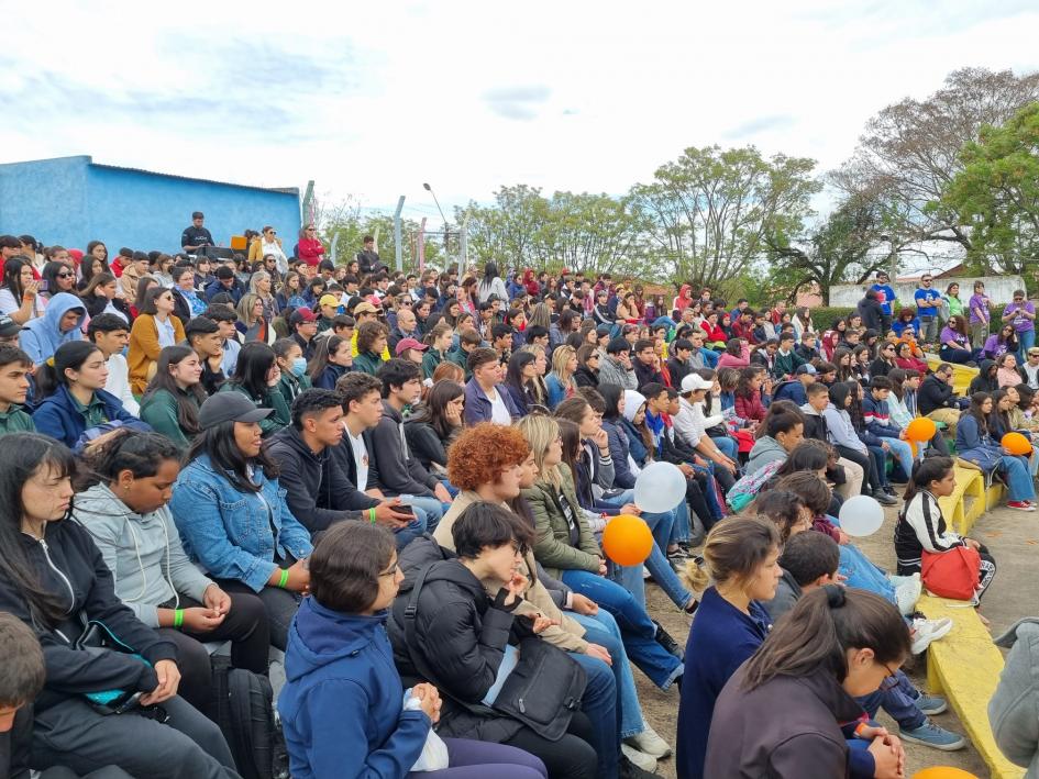 Lanzamiento de la campaña Noviazgos Libres de Violencia Platea al aire libre llena de personas jóvenes