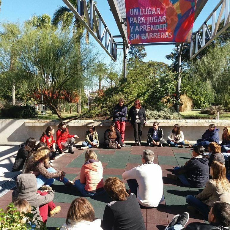 Segunda jornada de capacitación Personas en plaza sentadas en ronda