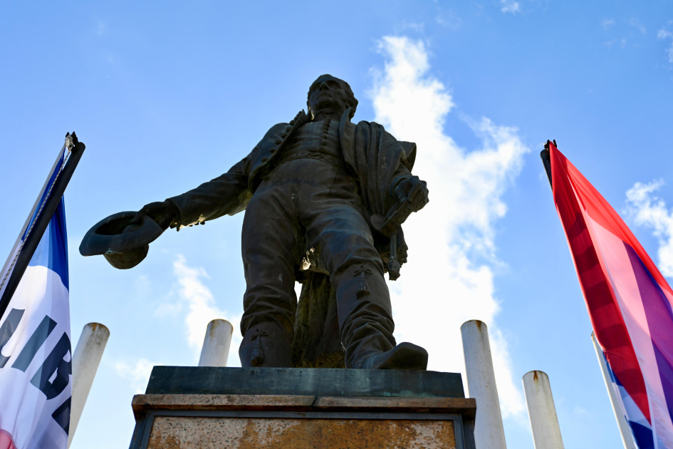 Ministro Mahía participó de la conmemoración del 262º aniversario del nacimiento de Artigas Ministro Mahía participó de la conmemoración del 262º aniversario del nacimiento de Artigas