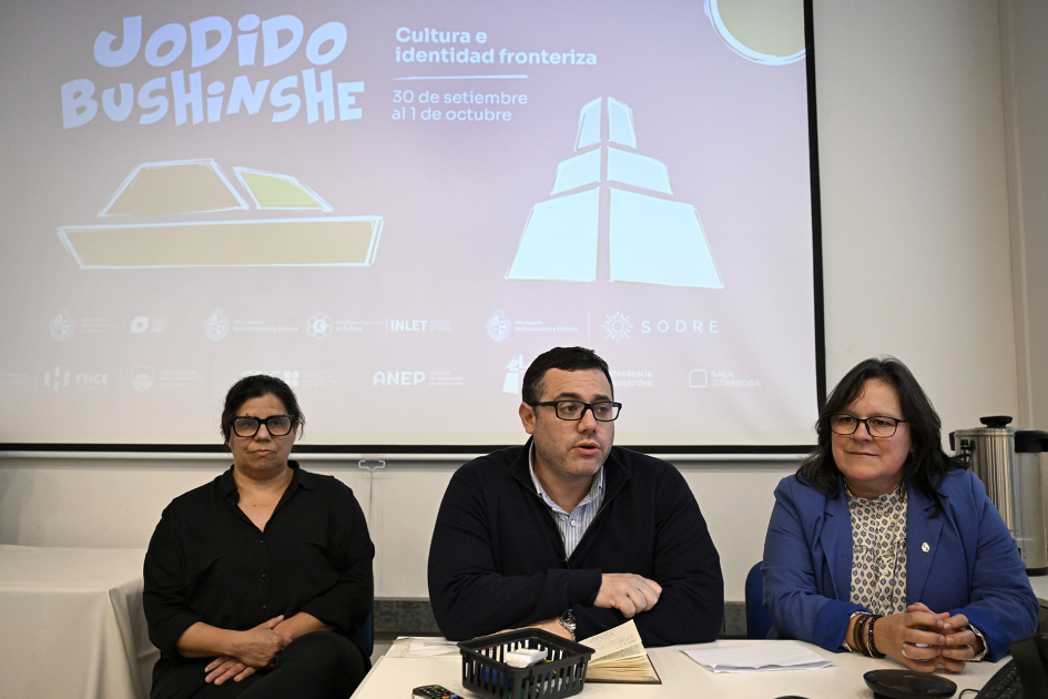 Autoridades en mesa