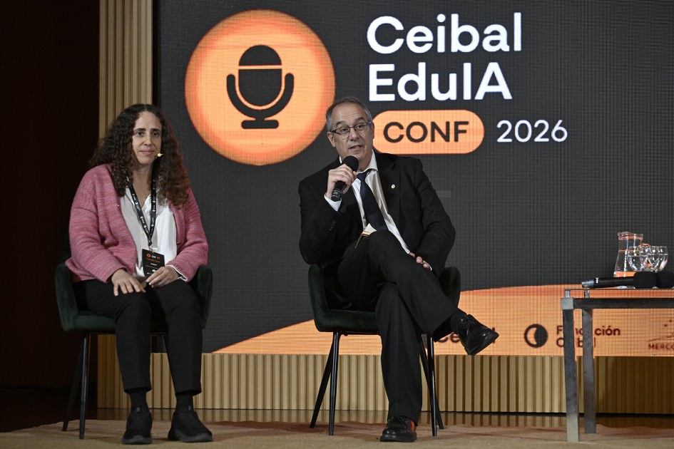 Ministro José Carlos Mahía hablando al público