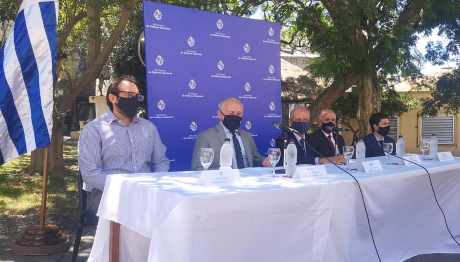 Mesa de autoridades de Plan Ceibal, MEC y MDN durante el lanzamiento. Mesa de autoridades en acto