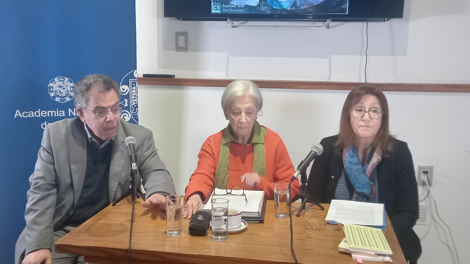 De izq. a der.: Gerardo Caetano (Presidente ANL), Tatiana Oroño y Elena Romiti