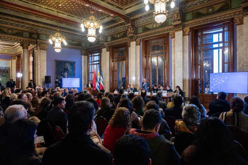 Lanzamiento de la consulta pública, en el Parlamento.