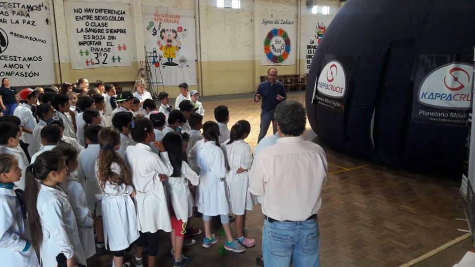 Escolares participando en una actividad