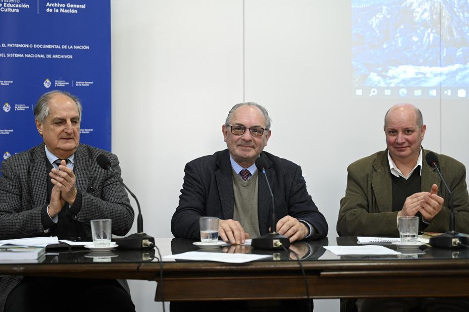 Imagen de mesa de oradores.