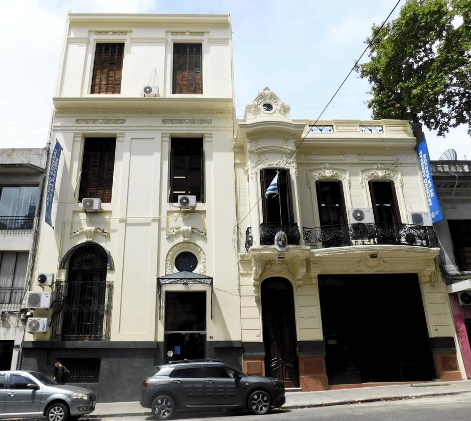 Actual edificio sede del AGN Fachada del edificio sede central del AGN de frente.