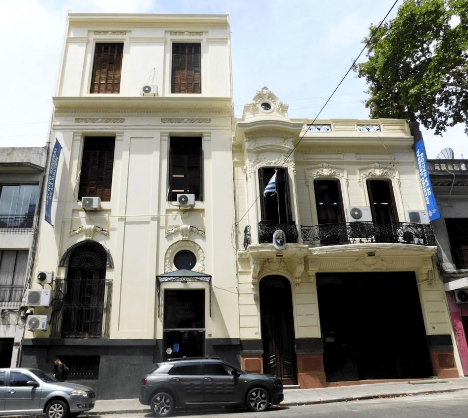 Fachada del edificio sede central del AGN de frente. 