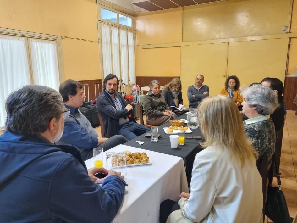 Director Baroni en reunión con la Comisión Departamental de Educación de Tacuarembó Personas reunidas alrededor de una mesa con comida