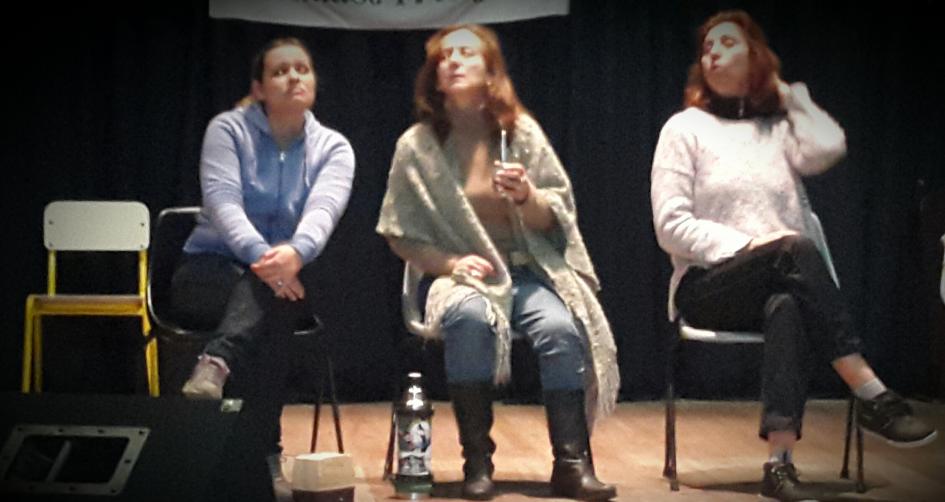 Personas actuando en escenario