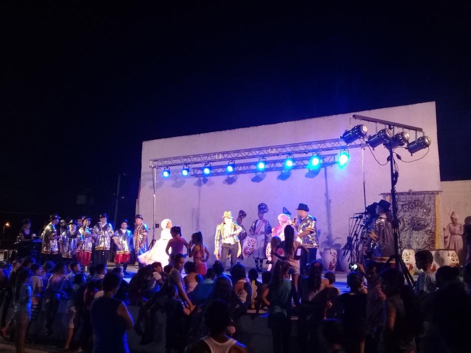 Anfiteatro del Barrio Marconi Plano general de escenario con murga actuando