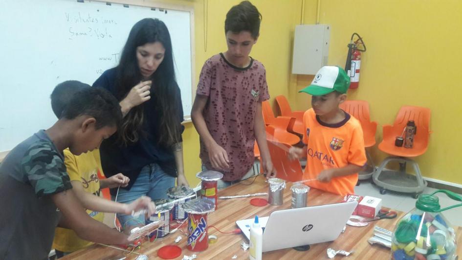 niños y niñas utilizan las placas para generar instrumentos