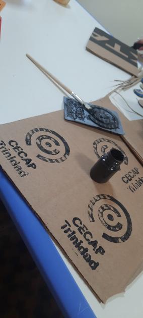 Pedazos de cartón con el logo de Cecap pintado con stencil
