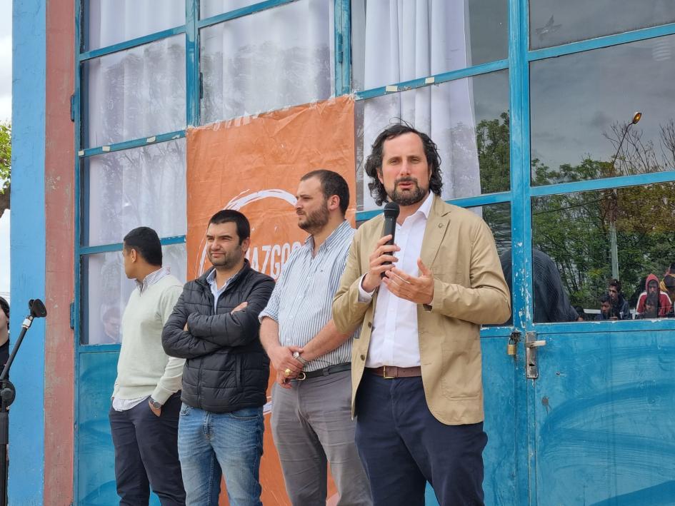 Lanzamiento de la campaña Noviazgos Libres de Violencia Personas en fila mientras otra persona da un discurso