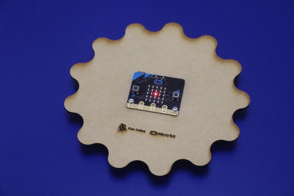 Placa con luces que dice Plan Ceibal y micro:bit Placa con luces que dice Plan Ceibal y micro:bit