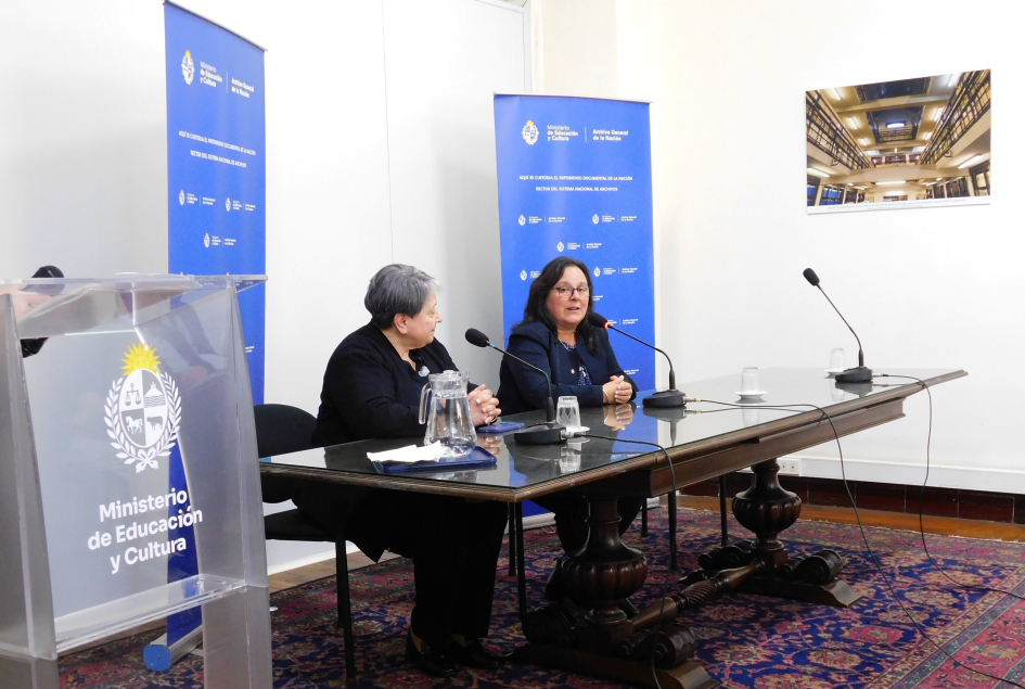 La Sra. ministra (interina), Gabriela Verde y la directora del AGN, Alejandra Villar.