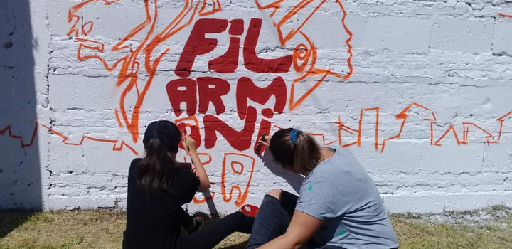 Proyecto Pintó Mujeres pintando muro