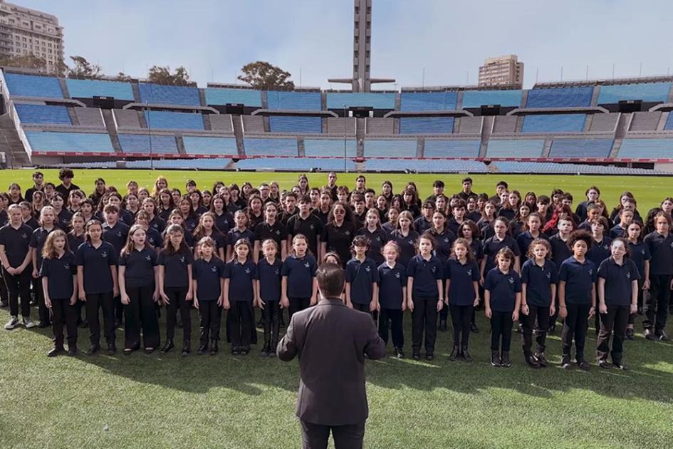 Coro Nacional Juvenil y Niños del Sodre en el Estadio Centenario. Coros en el Estadio Centenario.