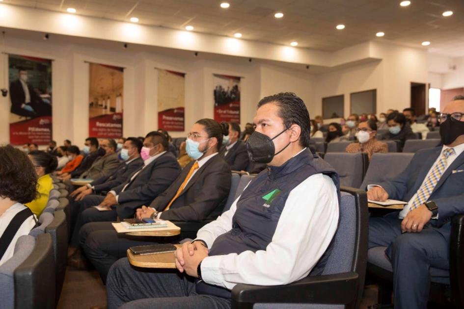 Participante sentado en la conferencia. 