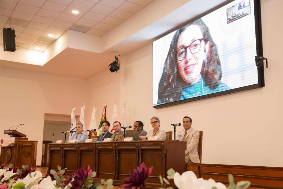 Aula Magna del Poder Judicial del Estado de México Sala de actos del Poder Judicial de México con el panel de panelistas