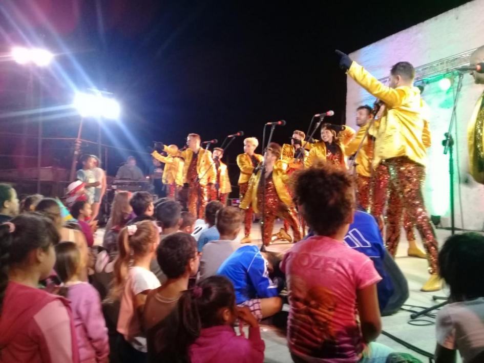 Carnaval en Marconi Niños y niñas observan el espectáculo de parodistas Zíngaros