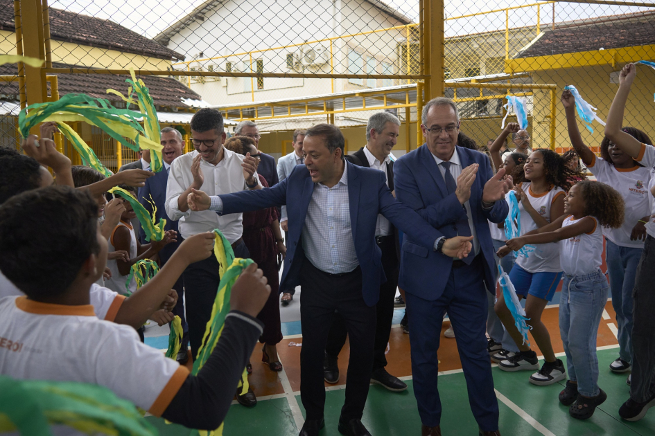 Ministro en recorrida por una escuela en Río de Janeiro