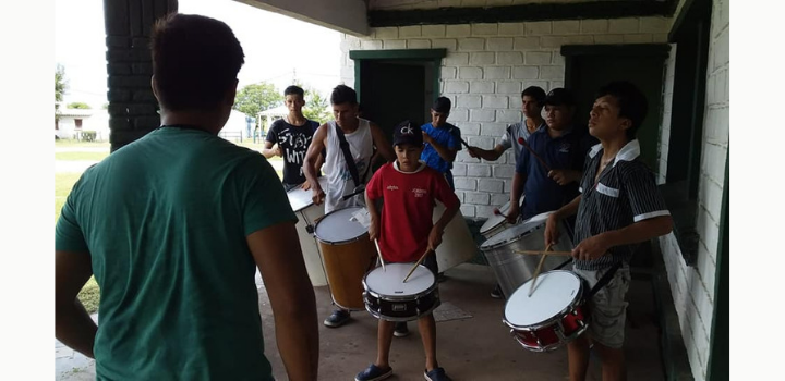 Jóvenes en uno de los talleres de percusión Grupo de jóvenes tocando batería de murga
