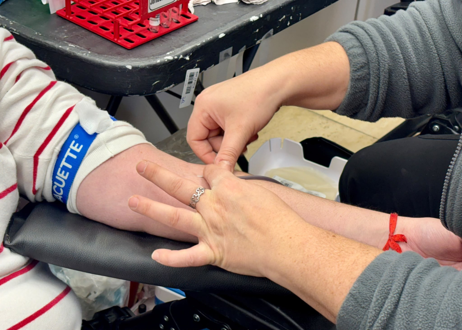 Más de 35 funcionarios y funcionarias se sumaron a una nueva jornada de donación de sangre Procedimiento de la donacion de sangre de una funcionaria