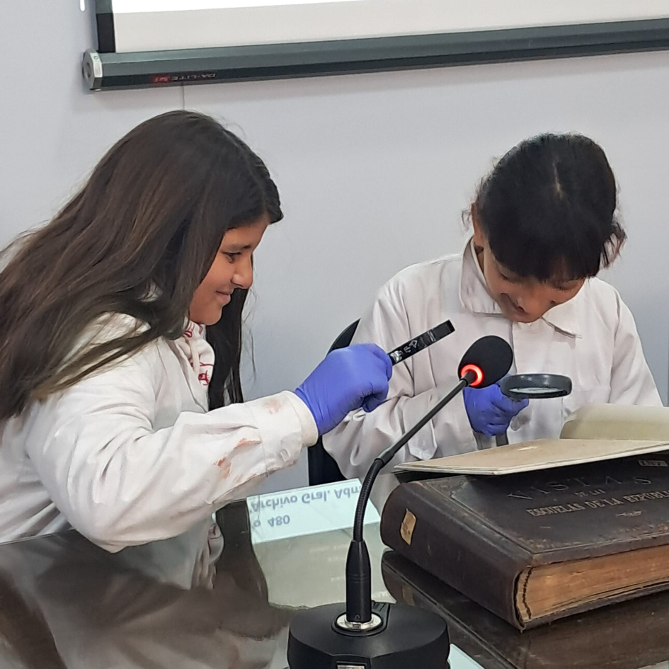 Alumnos investigando los documentos.