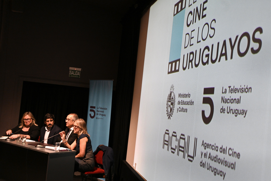 Plano general de personas en mesa.