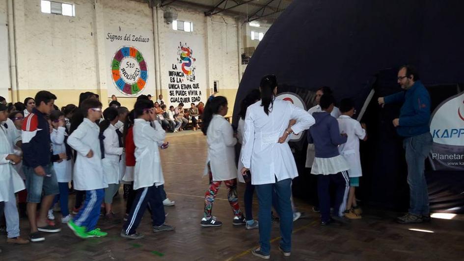 Escolares participando en una actividad