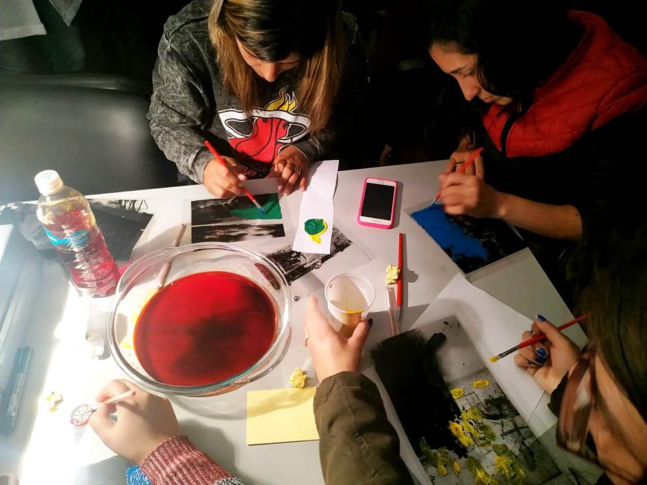 Creatividad pinturas en mesa